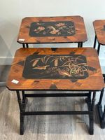 QUATRE TABLES GIGOGNES en bois naturel et bois noirci à déco… (photo 3)