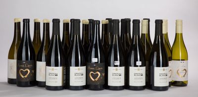 des bouteilles de vin sont alignées sur une table