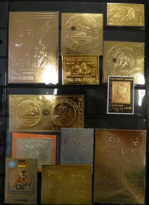 de nombreux types de pièces d'or et d'argent exposées