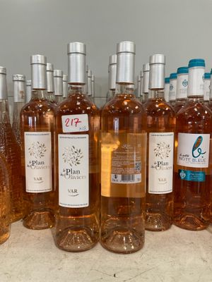 plusieurs bouteilles de vin sont alignées sur un comptoir