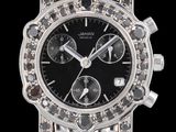 une image d'une montre en gros plan sur fond noir