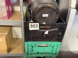 une pile de casseroles et de poêles posée sur une étagère dans un magasin