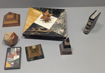 de nombreuses œuvres d'art différentes posées sur la table