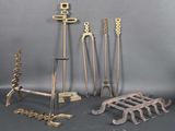 un grand nombre d'outils posés sur une table