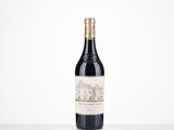 la bouteille de vin est posée sur la table sur fond blanc