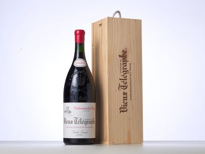 une bouteille de vin posée à côté d'une caisse en bois