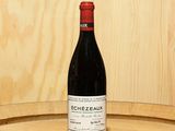 une bouteille de vin posée sur un tonneau