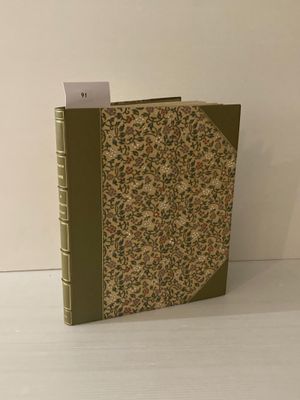 Un vieux livre est posé sur une table, avec un mot à l'intérieur.