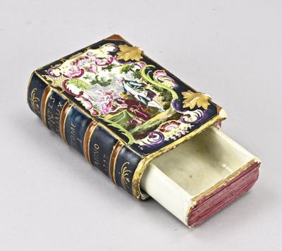 un livre miniature contenant une boîte d'allumettes
