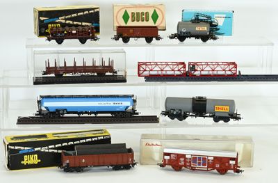 de nombreux trains miniatures exposés dans une vitrine