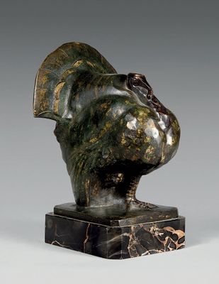 une photo d'une sculpture représentant une tête posée sur un socle en marbre