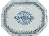une assiette bleue et blanche ornée d'un motif floral