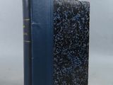 un vieux livre posé sur une table, avec une couverture bleue