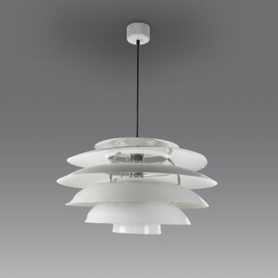 une suspension blanche suspendue au plafond