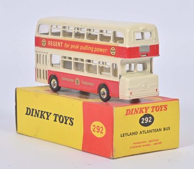 un bus jouet posé sur le dessus d'une boîte