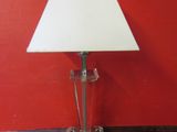 une lampe posée sur une table devant un mur rouge