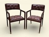 une paire de fauteuils en cuir marron sur fond blanc