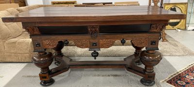 une table en bois surmontée d'un tiroir