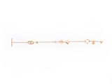 une image d'un bracelet en or sur fond blanc