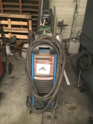 une image d'une machine à souder dans un garage