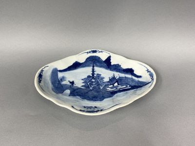CHINE, XIXe Coupe sur pied polylobée en porcelaine bleu blan…