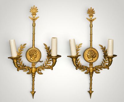 une paire d'appliques murales anciennes ornées de feuilles d'or