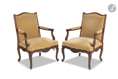 paire de fauteuils de style Louis XV avec accoudoirs rembourrés