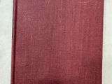un livre rouge posé sur une table blanche
