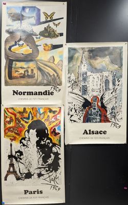 quatre affiches accrochées au mur de toilettes publiques
