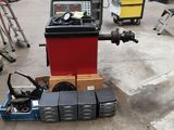 une machine posée sur un chariot dans le garage