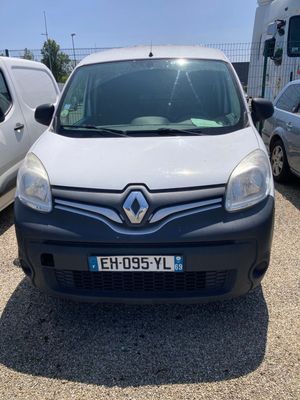l'avant d'une camionnette blanche garée dans un parking