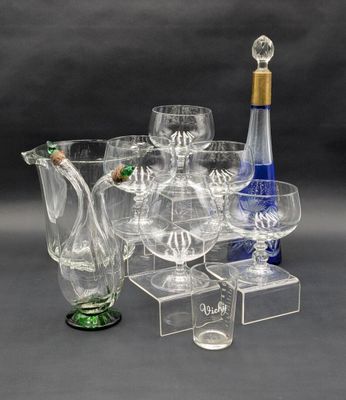 de nombreux types de verres à vin et une bouteille sur la table