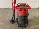 une photo d'une machine rouge et noire et d'un panneau
