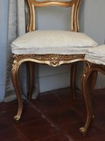 PAIRE DE CHAISES volantes de style Louis XV en bois mouluré,… (photo 3)