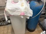 a picture of a water filtrator and a water tank