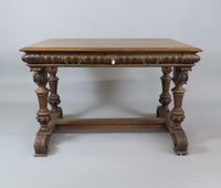 Bureau en noyer finement mouluré et sculpté, ouvrant par qua… (photo 2)