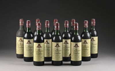 six bouteilles de vin sont alignées sur une table