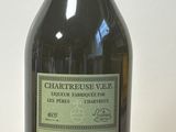 une bouteille de vin posée sur une table