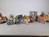 tout un tas de petites figurines d'animaux posées sur une table