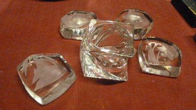 plusieurs morceaux de verre posés sur une table, à côté d'un téléphone portable