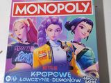 un jeu de société « Monopoly » sur lequel figurent plusieurs filles