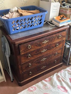 Commode en acajou, Ouvrant à quatre tiroirs, dessus gaine de… - Photo 1