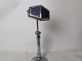 une petite lampe posée sur une table