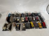 un grand nombre de petites voitures posées sur une table