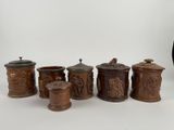 Plusieurs types de tasses à café sont alignées sur une surface blanche