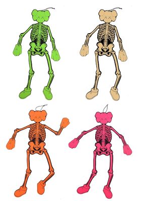 quatre figurines de squelettes de couleurs, tailles et formes différentes