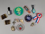beaucoup de pin's et de badges posés sur une table