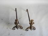 paire de chandeliers anciens en laiton sur fond blanc
