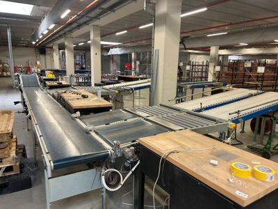 un tapis roulant au milieu d'une usine