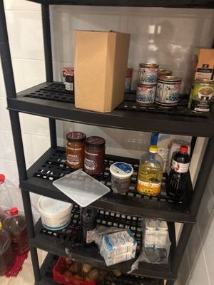 une étagère sur laquelle sont disposés divers produits alimentaires